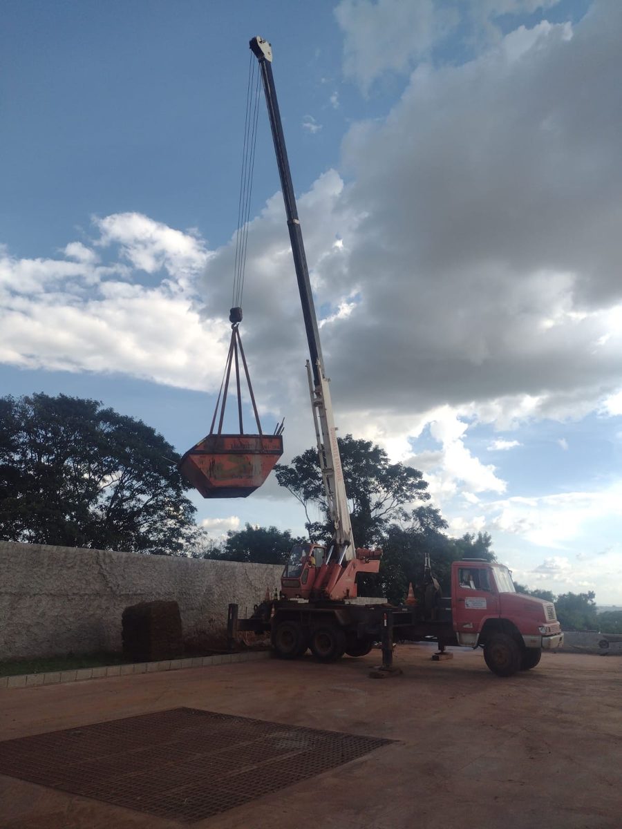 Movimentação de carga com caçamba