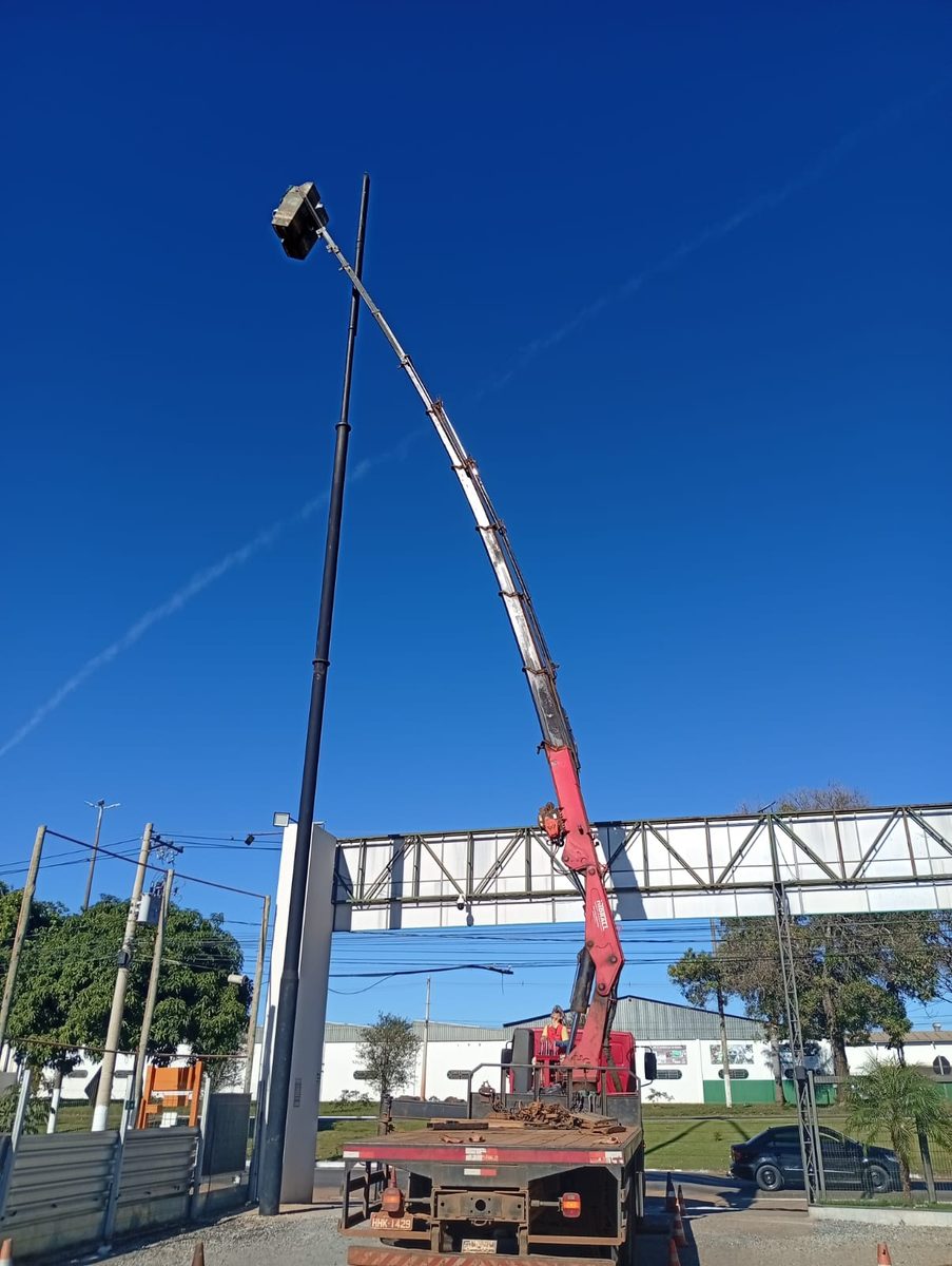 Instalação de poste de iluminação