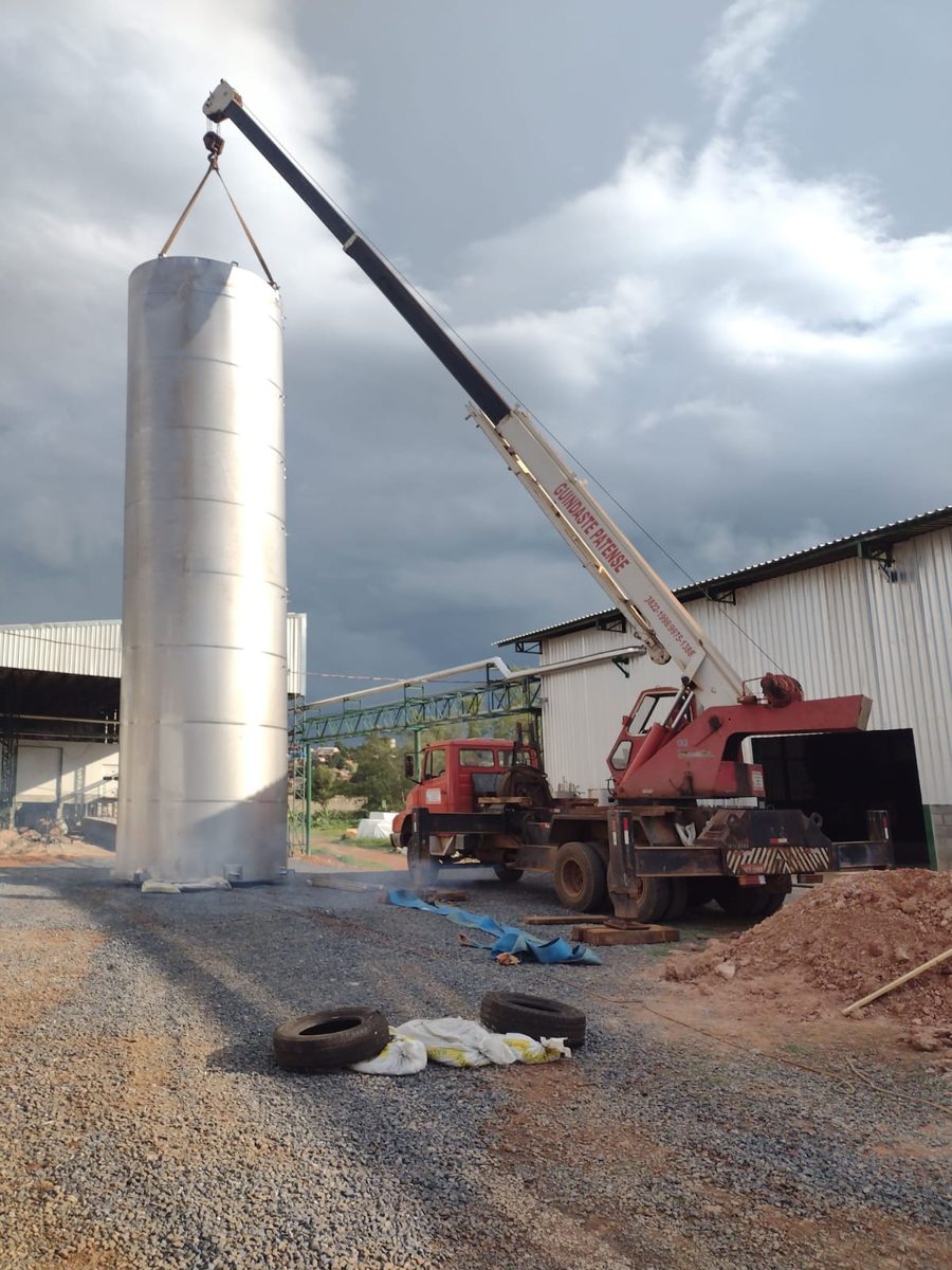 Montagem de silo metálico