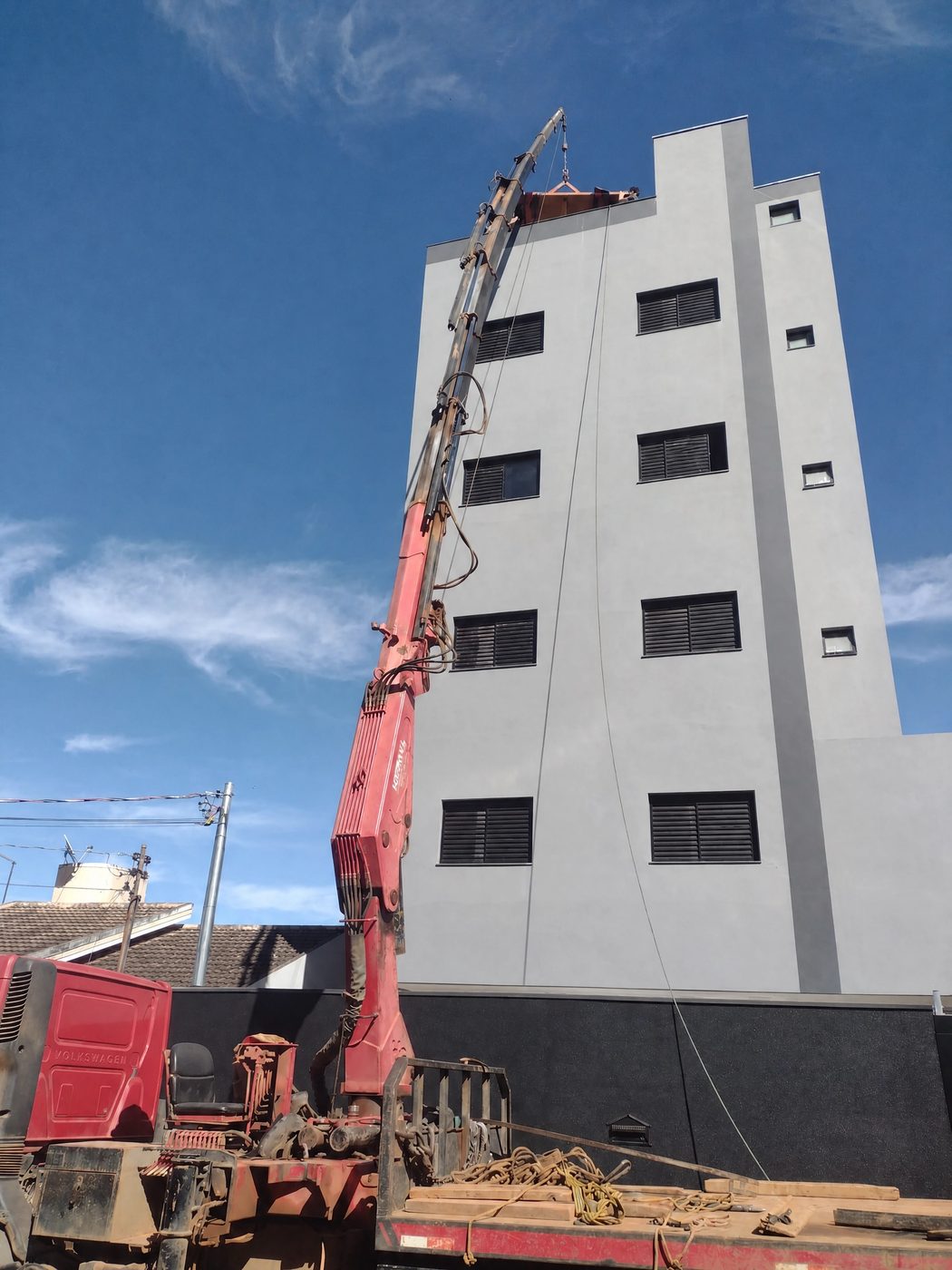 Guindaste da Guindaste Patense realizando içamento em prédio residencial